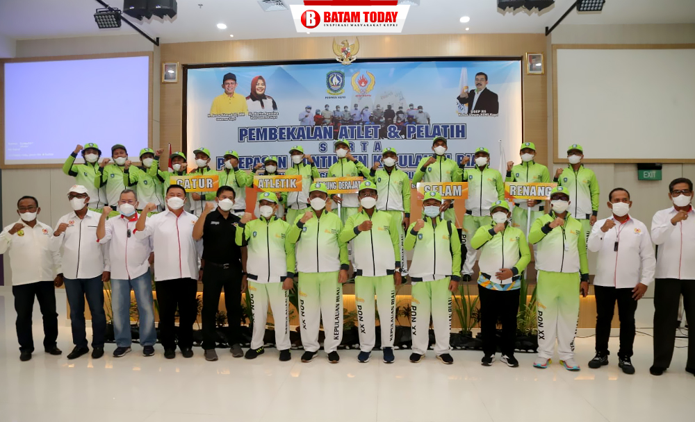Gubernur Kepri, H. Ansar Ahmad saat foto bersama dengan para Atlet dan Pelatih kontingen Kepri PON XX Papua